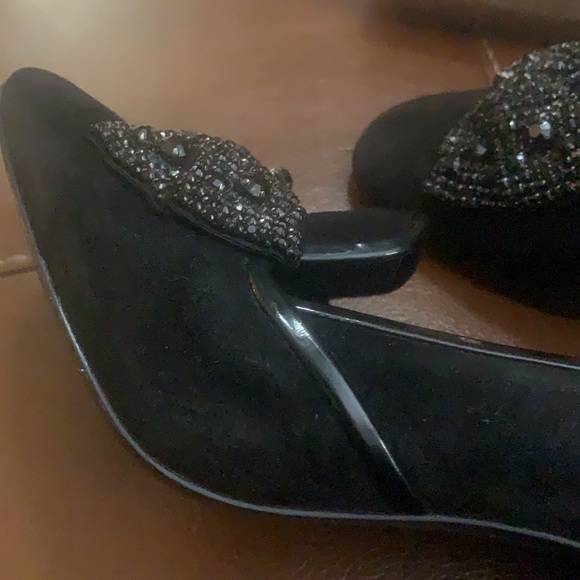 Beautiful Tory Burch Carissa pump in sumptuous black suede with beaded bow. - Picture 5 of 8